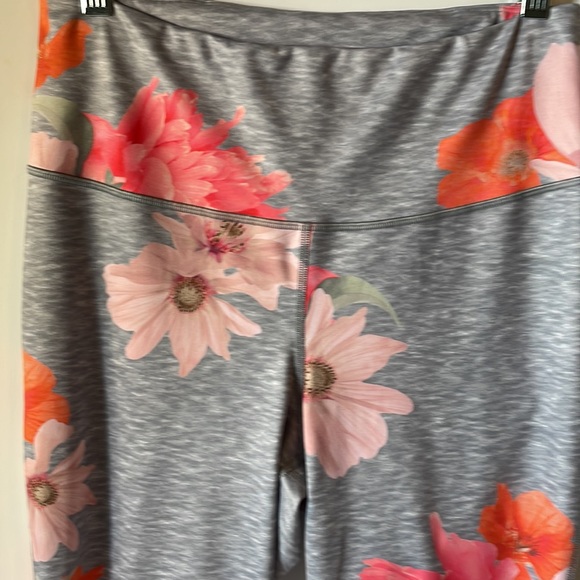 Old Navy Women's Large Go Dry Leggings Hi Rise Zippered back pocket - Picture 2 of 6